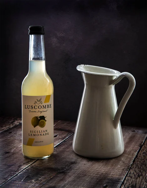 Luscome Organic Sicilian Lemonade de Devon, Inglaterra en un ambiente rústico de cocina . — Foto de Stock