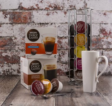 Swindon, İngiltere - 23 Aralık 2017: Nescafe Dolce Gusto kahve Pod sistemi bir rustik mutfak ortamda.