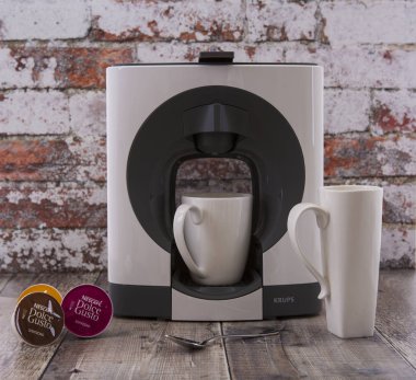 Swindon, İngiltere - 23 Aralık 2017: Nescafe Dolce Gusto kahve Pod sistemi bir rustik mutfak ortamda Krups kahve makinesi ile.
