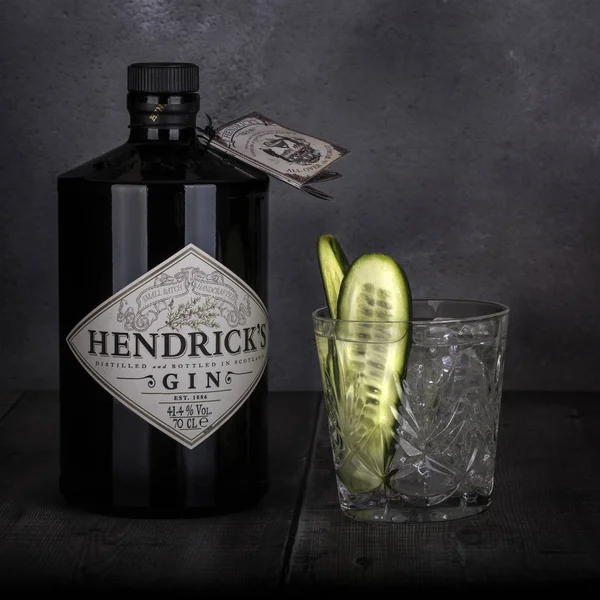 英国スウィンドン 2017 ヘンドリックスの ボトル素朴な暗い背景にガラスとキュウリとジンの蒸留 — ストック写真