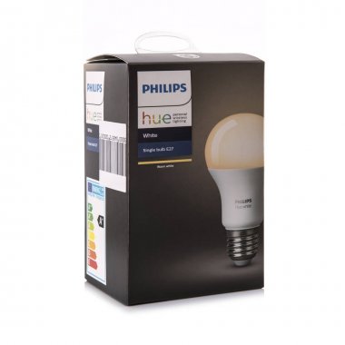 Swindon, İngiltere - 30 Aralık 2017: Philips ton beyaz E27 akıllı ampul, kişisel wirless aydınlatma.