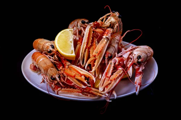 Gekookte Langoustine Met Citroen Een Zwarte Achtergrond — Stockfoto