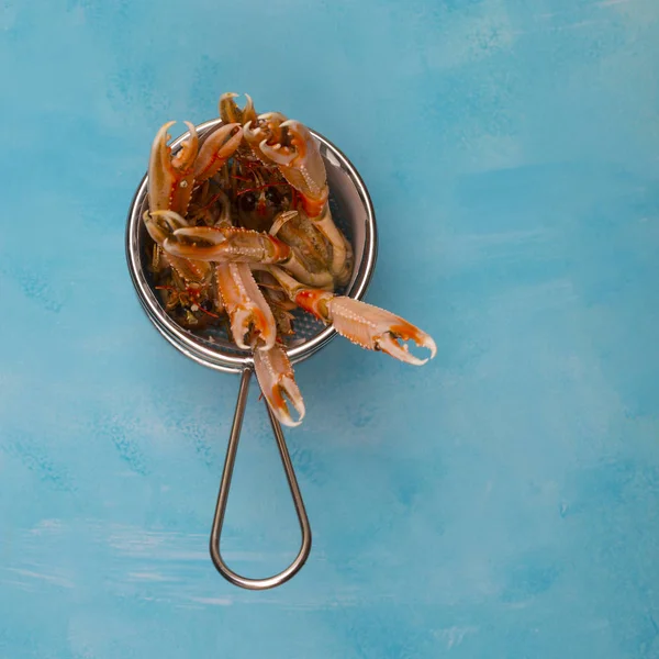 Cozido Langoustine Uma Cesta Arame Fundo Azul — Fotografia de Stock