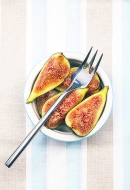 Hafif bir çizgili arka plan üzerinde taze incir