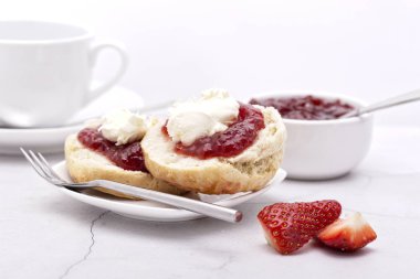 Cornish krem çay (reçel krem altta üstte)