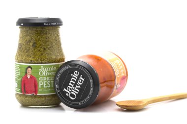 Swindon, İngiltere - 18 Mart 2018: Jamie Oliver Pesto, otantik İtalyan malzemeler iki kavanoz
