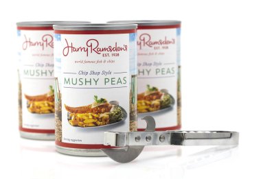 Swindon, İngiltere - 17 Mart 2018 üç teneke Harry Ramsdens Chip salonu tarzı duygusal bezelye