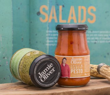 Swindon, İngiltere - 18 Mart 2018: Jamie Oliver Pesto, otantik İtalyan malzemeler iki kavanoz