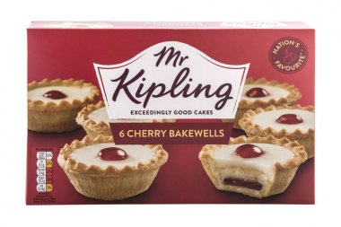 Swindon, İngiltere - 14 Nisan 2018: Bay Kipling 6 Chery Bakewells, beyaz bir arka plan üzerinde son derece iyi kek