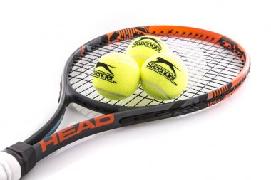 Swindon, İngiltere - 15 Nisan 2018: Kafa tenis raketi ve Slazenger top beyaz bir arka plan üzerinde