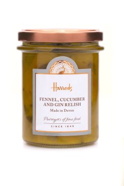 Swindon, İngiltere - 25 Nisan 2018: Kavanoz, Harrods rezene, salatalık ve cin Relish beyaz bir arka plan üzerinde