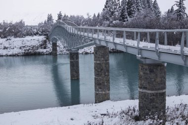 Karla kaplı ağaçlarla Karlı Köprü