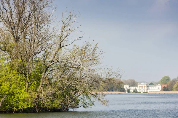 Hranicni Palace, Hlohovecky pond — Stock Photo, Image