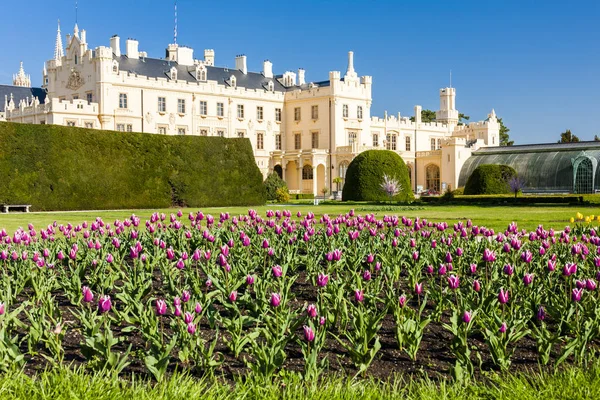 Lednice slott med trädgård — Stockfoto