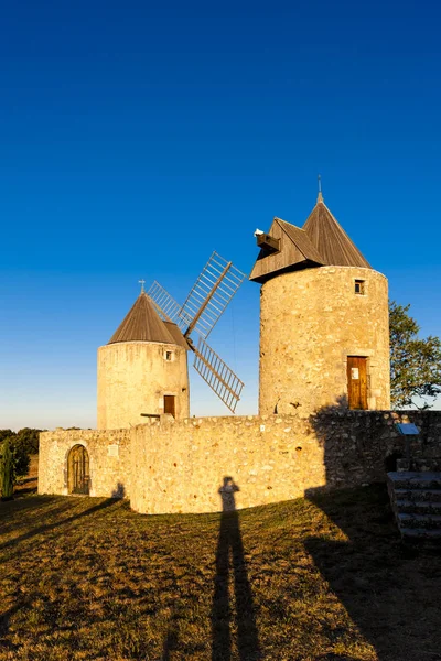 Molinos de viento en Regusse, Provence —  Fotos de Stock