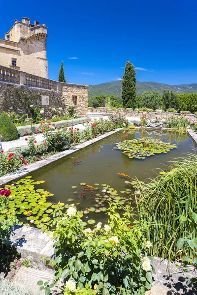 Garden of palace in Lourmarin, Provence — Stock Photo, Image