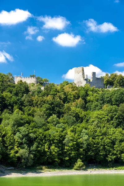 Ruinerna av Cornstejn slott med Vranovska Dam — Stockfoto