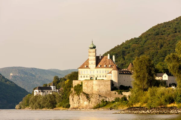 Palace Schonbuhel on the Danube river — Stock Photo, Image