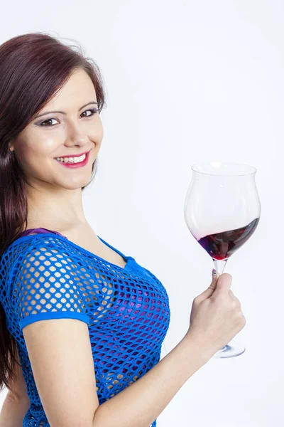 Portrait de jeune femme avec un verre de vin rouge — Photo