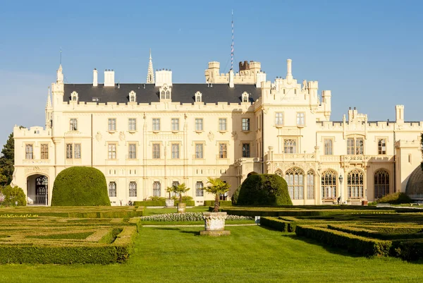 Lednice Palast mit Garten — Stockfoto