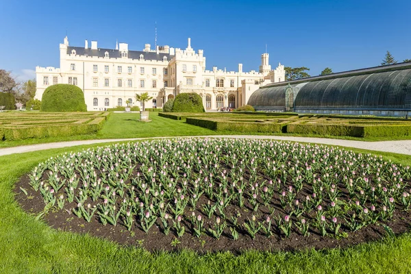 Palacio de Lednice con jardín, República Checa — Foto de Stock