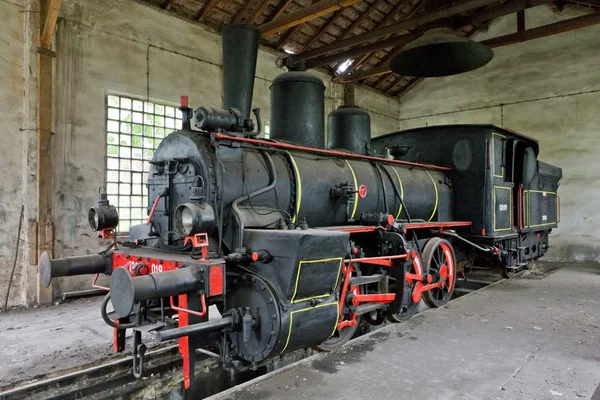 Locomotive à vapeur dans le dépôt, Resavica, Serbie — Photo