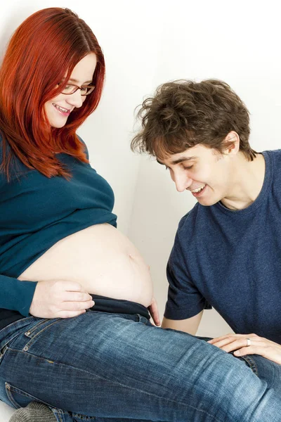 Portrét těhotné ženy se svým manželem — Stock fotografie
