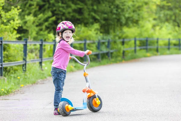 Scooterlı küçük kız.