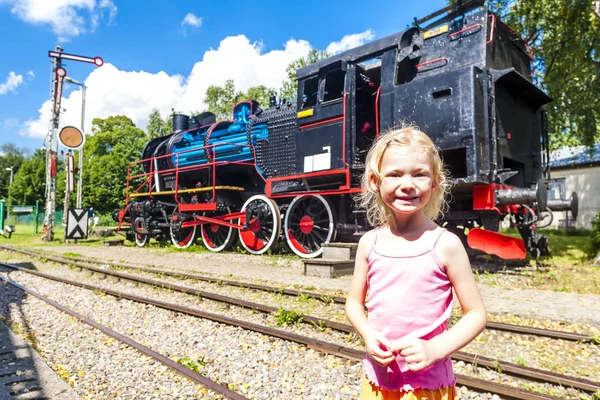 Malá holčička v železničním muzeu, Koscierzyna, Pomořansko — Stock fotografie