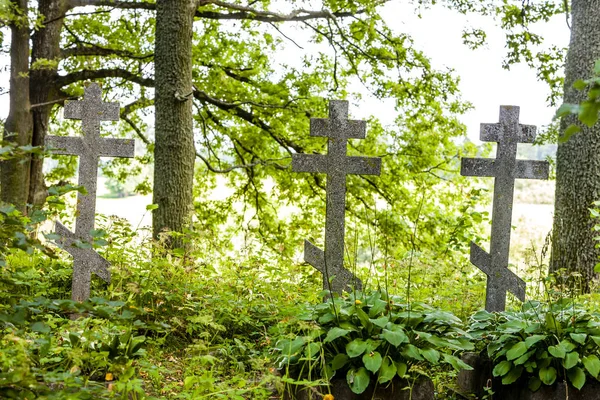 Begraafplaats in campus van Wojnowo klooster — Stockfoto