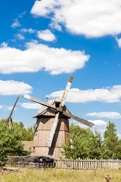 Mulino a vento in legno, Dubicze Cerkiewne — Foto Stock