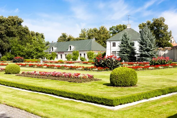 Palácio Kozlowski com jardim, Voivodia de Lublin — Fotografia de Stock