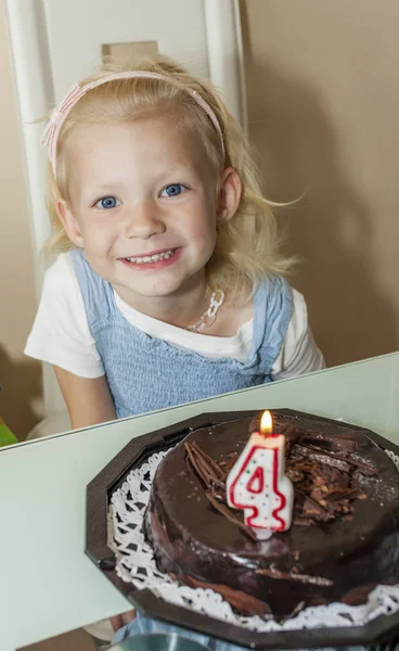 Retrato de chica con un pastel de birhday — Foto de Stock