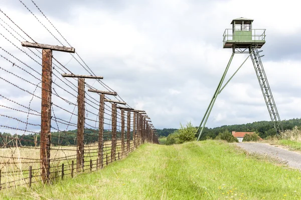 Patrol tower and remains of iron curtain, Cizov — Stock Photo, Image