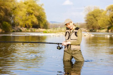 Baharda nehirde balık tutma kadın