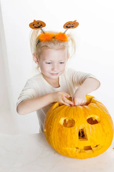 Liten Flicka Snidning Pumpa Till Halloween — Stockfoto