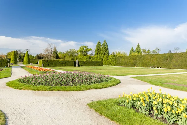 チェコ共和国レドニツェ宮殿の庭園 — ストック写真