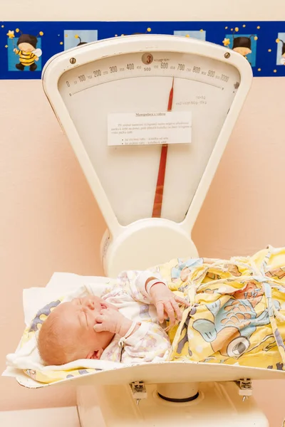 Pasgeboren Baby Gewicht Schaal — Stockfoto