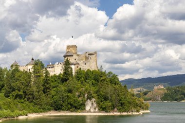 Polonya 'nın Pieniny kentindeki Czorsztyn Gölü üzerindeki Niedzica kalesi