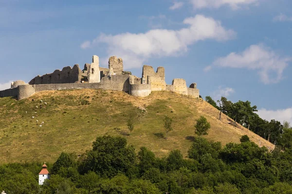 Branc castelo ruínas perto de Senica, Eslováquia — Fotografia de Stock