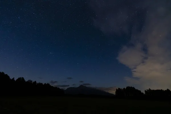 Krivan, Hight Tatras, Slovakya ile gece gökyüzü — Stok fotoğraf