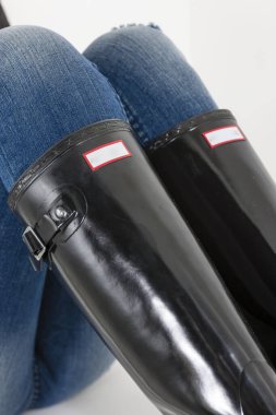 Kot pantolonlu siyah kadın botları.