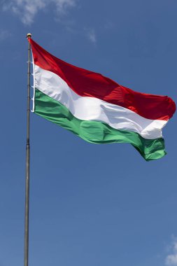 Mavi gökyüzünde Macar bayrağı
