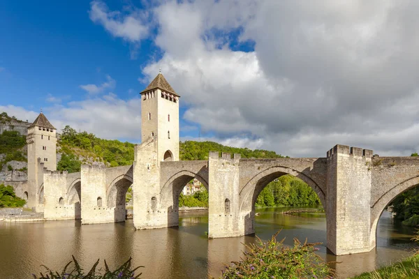 Pont Valentre át a Lot folyó Cahors dél-nyugat Franciaország — Stock Fotó