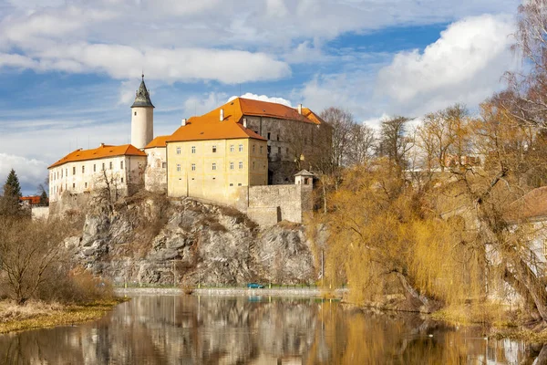 Ledec nad Sazavou slott i centrala Tjeckien — Stockfoto