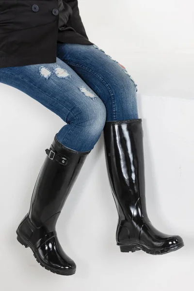 Botas de borracha preta das mulheres com jeans azul — Fotografia de Stock