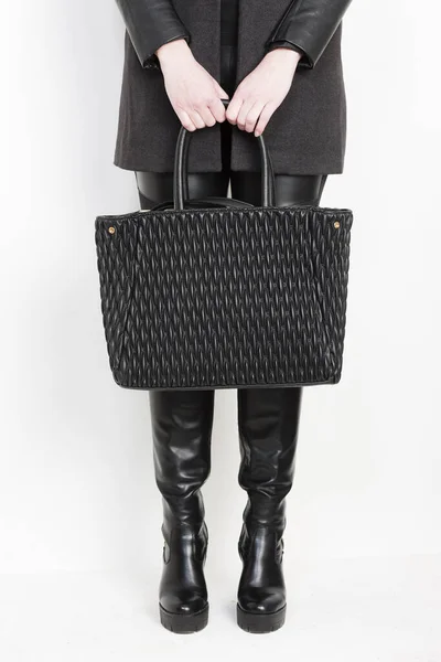 Detail vrouw draagt laarzen met een handtas — Stockfoto