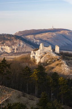 Sirotci hradek kalıntıları ve Devicky kalıntıları Palava bölgesinde, Güney M