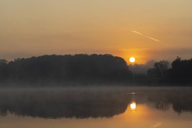 Kuzey Macaristan, Diosjeno yakınlarındaki Jenoi göletinde gün doğumu