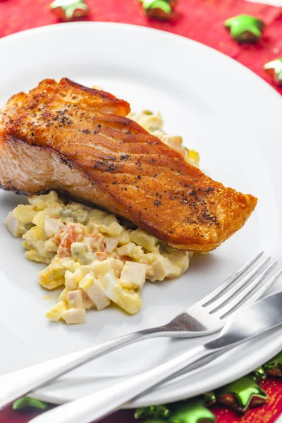 Ensalada tradicional de patatas de Navidad checa con salmón —  Fotos de Stock